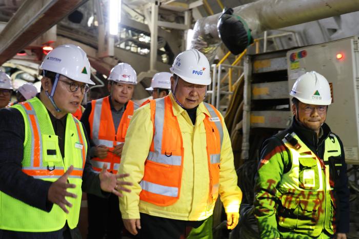 김경일 시장이 현장 관계자로부터 설명을 듣고 있다 사진 하효종 기자