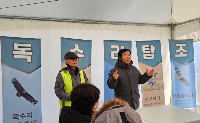  북파주발전포럼의 김순현 대표와 임진강생태보전회의 윤도영 대표가 참가자들에게 임진강의 철새와 생태 가치에 대해 설명하는 모습