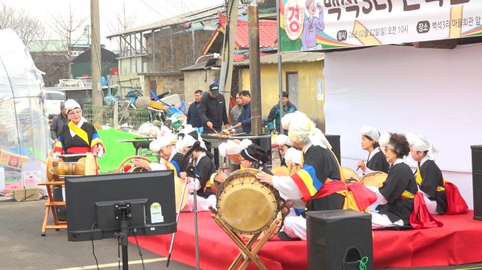 마을의 안녕을 기원하는 풍물놀이 조병인 씨 외 13명의 풍물단원들이 전통 복장을 갖춰 입고 신명 나는 가락을 연주하며 행사의 서막을 알리고 있다