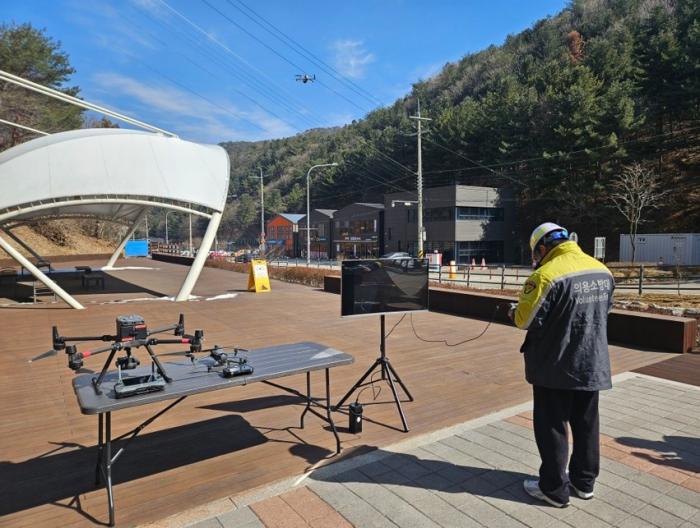 의용소방대원이 드론을 활용하고있는 모습