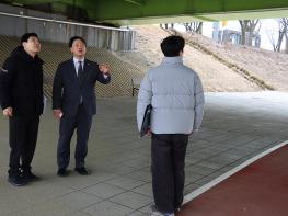 [경기도의회] 고준호 의원, 주광색 경관조명 더해질  파주시 조리읍 봉일천 ‘빛의 수변광장’ 완성도 점검 기사 이미지