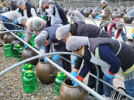 파주장단콩웰빙마루 장독분양‘장 담그기’성료 기사 이미지