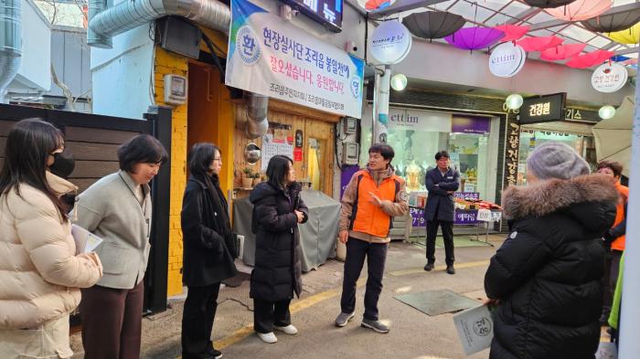  조리읍 봉일천전통시장을 방문한 현장실사단에게 지역 현안을 설명하는 김훈민 예비후보 그는 상인회장으로서 지역 경제 회생의 실질적 대안을 제시해 왔다