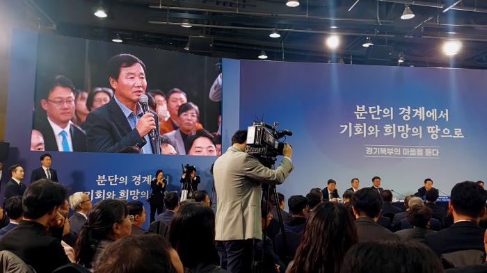 김순현 예비후보가 경기북부 타운홀미팅에서 접경지역 규제 완화와 함께 임진강 철조망 제거 등 임진강을 시민의 품으로 정책을 이재명 대통령에게 건의하고 있다