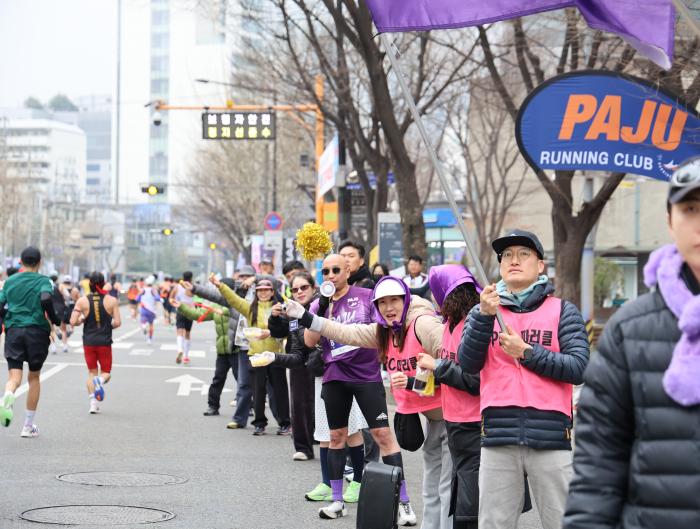 32km지점 응원하고 있는 파주러닝클럽 회원들 사진 하효종 기자