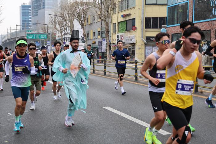 선비 도포차람의 외국인이 눈길을 끌고 있다 사진 하효종 기자