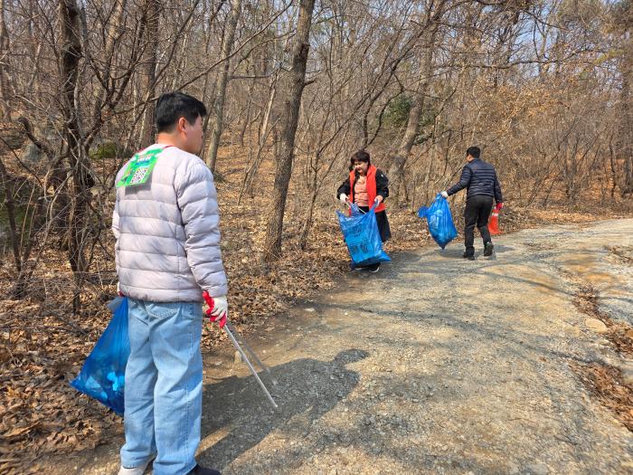 심학산 등산로 수투바위 방면 환경졍화활동 모습 사진 하효종 기자