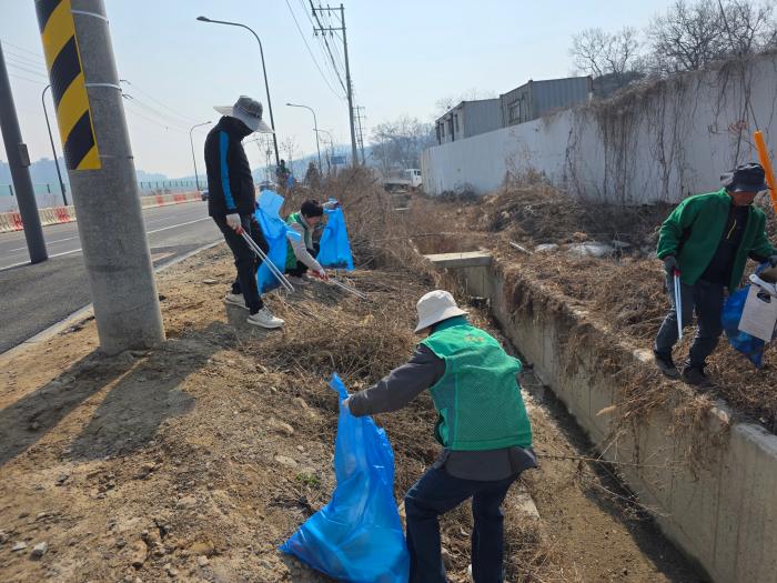 롯데아울렛 방면 도로둔치 줍깅 활동 사진 하효종 기자