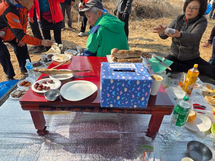 시산제후 음식을 나누는 주민들 사진 하효종 기자