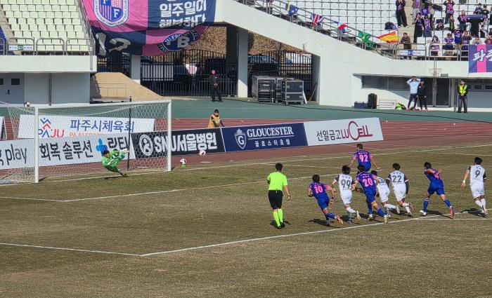 후반 페널티킥을 보르하 바스톤의 킥이 골문으로 들어가고 있다
