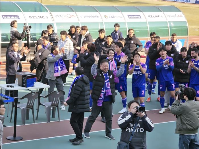 경기후 파주프론티어fc의 구단주인 김경일 시장과 선수들이 응원단에게 인사를 하고 있다 사진 하효종 기자