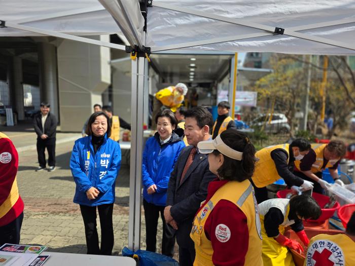 박정 의원이관계자들을 격려하고있다 사진 하효종 기자