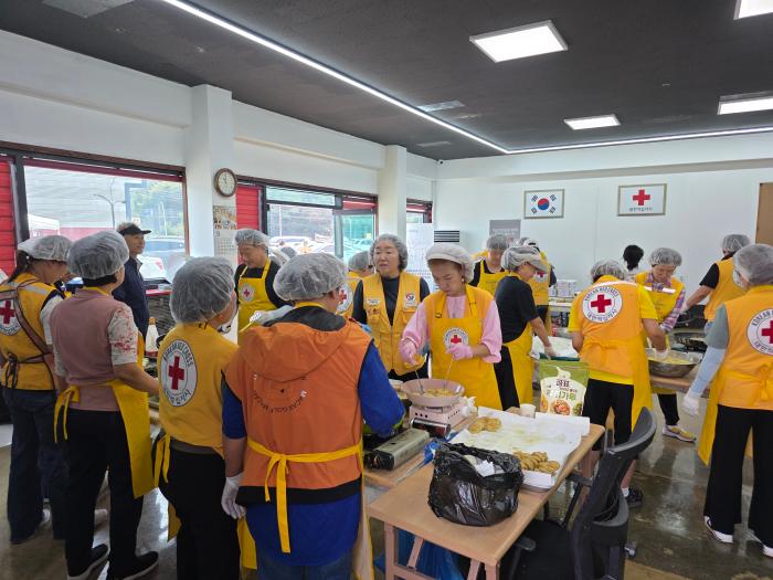 작년 추석 음식 나눔을 준비중인 적십자봉사원들 사진 하효종 기자 