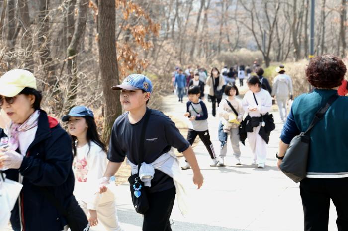 걷기행사에 참여하고 있는 시민들 사진 하효종 기자