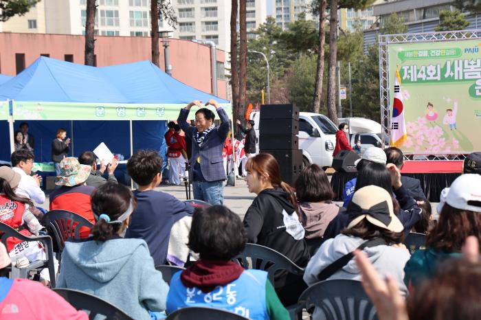 인사하는 윤후덕 의원