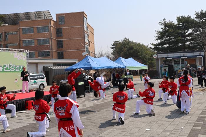 송판격파하는 시범단