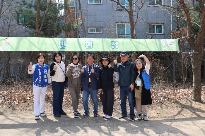 반환점에서 윤후덕 의원 내외왼쪽 34번째 정영옥 운정2동장왼쪽 5번째등이 시민들과 기념촬영 사진 햐효종 기자