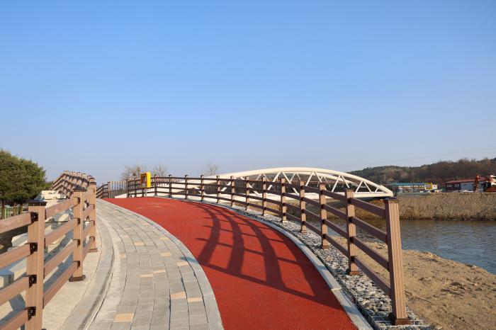 다리로 이어지는 길