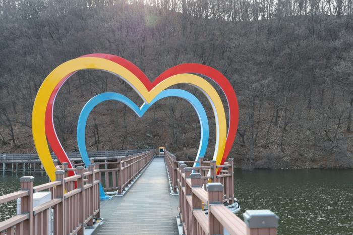 경관조명 조성으로 새 단장할 한 공릉저수지 시민들의 야간 휴식공간으로 자리매김을 기대한다 