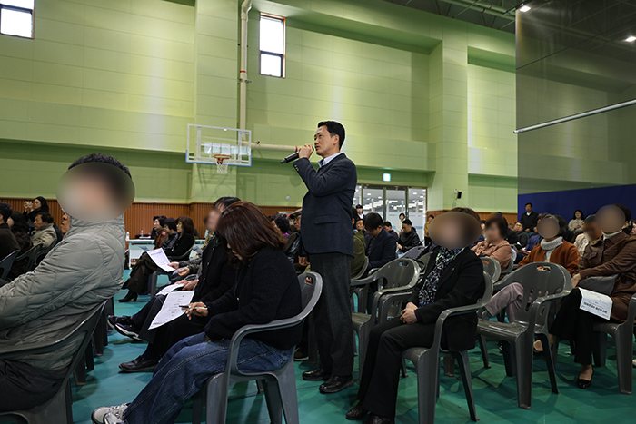 질의하는 모습 사진 하효종 기자