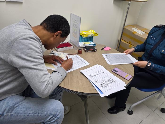 파주경찰서를 찾아 서류를 작성하고 있는 신윤복씨 사진 하효종 기자