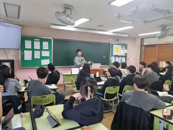 에메랄드 고등학교 학생들이 동패중학교 교실에서 꿈과 직업을 주제로 영어 수업을 진행하고 있는 모습 사진 동패중 제공