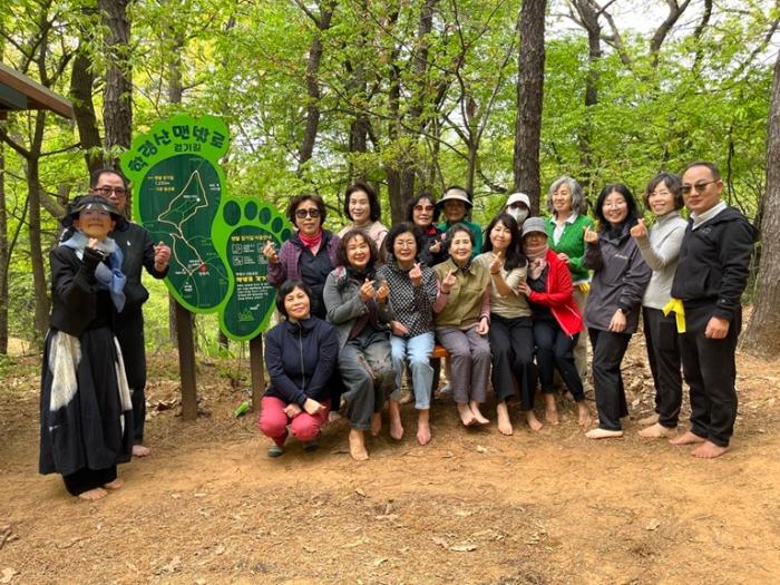 파주시, 학령산 산림공원에서 ‘맨발체조 걷기’ 운영