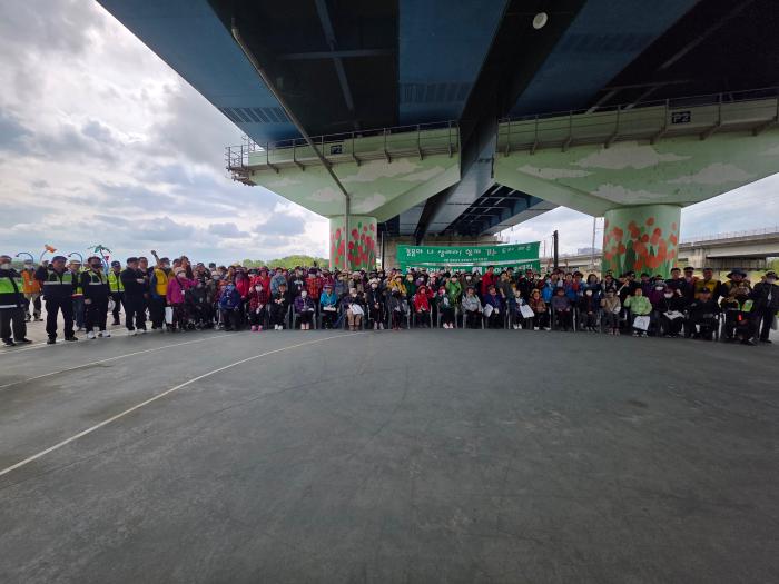 회원들 기념촬영 화면이 가득찰 정도로 사람들이 많다 사진 하효종 기자