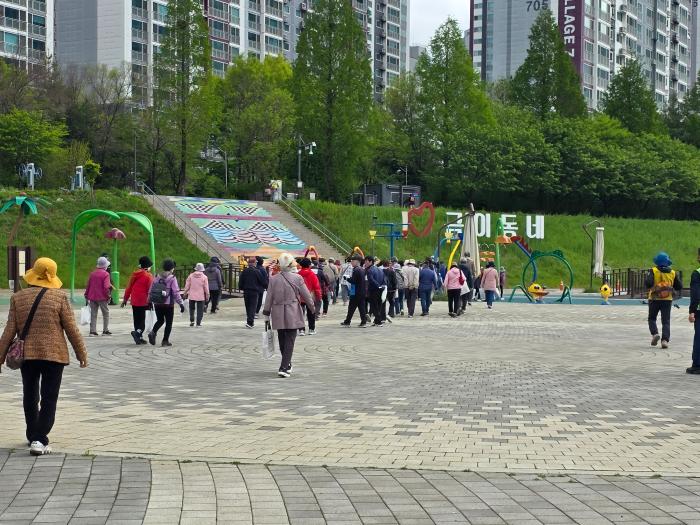 걷기길을 나서는 시민들 모습 사진 하효종 기자