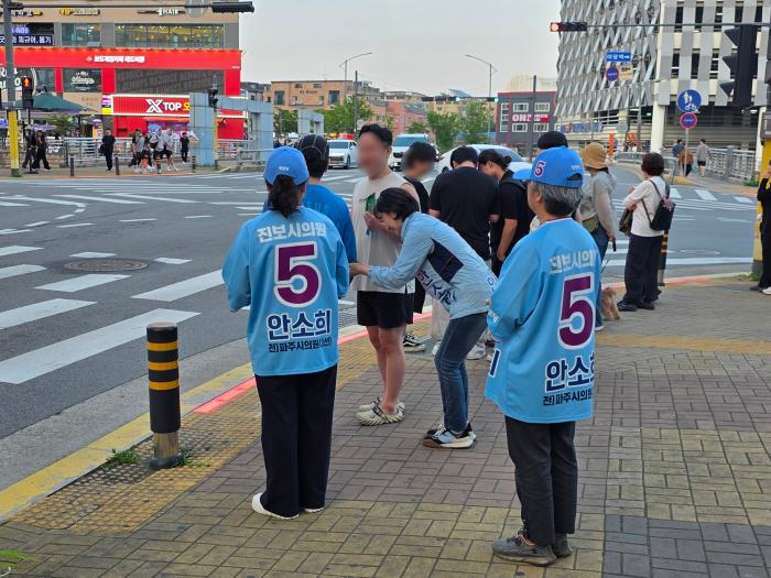 야당역 일대에서 시민들에게 인사하고 있는 안소희 후보 하효종 기자