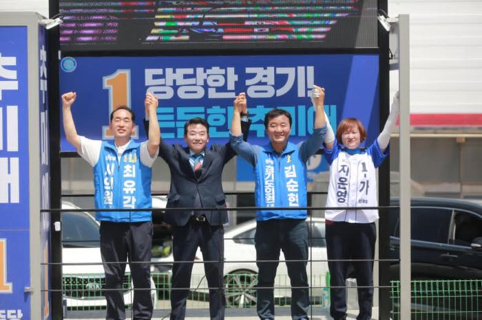 24일 장날을 맞아 문산자유시장 선거유세 모습사진김순현 후보 제공