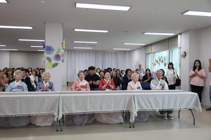 공연을 보고게시는어른신들  하효종 기자 개시