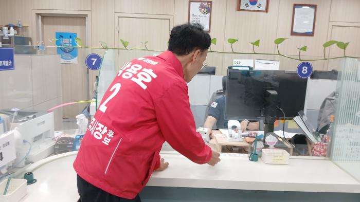 고발장을 접수하고있다 사진제공 바 후보 캠프