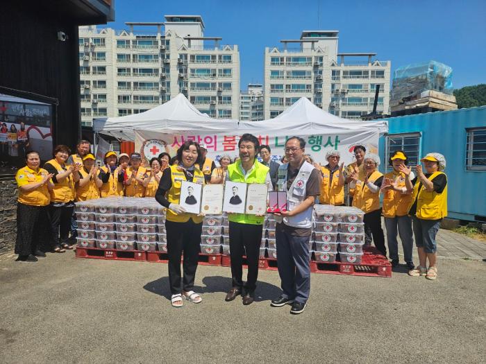 적십자 회원들이 고병헌 사랑나눔 파주재단 이사장에게 기부자 포상을 전달하고 있다사진적십자파주시협의회