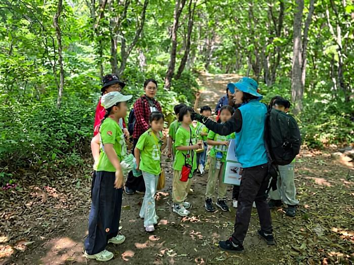  교하동 주민자치회가 마련한 심학산 생태학습 프로그램에 참여한 심학초등학교 학생들이 숲 생태계를 체험하며 자연과 공존하는 삶의 가치를 배우고 있다 하효종 기자