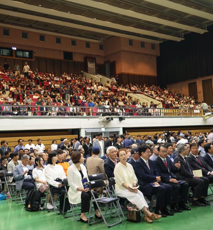 많은 시민이 참석한 가운데 손배찬 파주시장 취임식이 진행되고 있다 하효종 기자