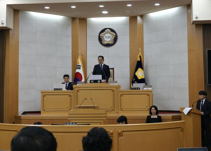 최유각 의장이 개원사를 하고 있다 하효종 기자