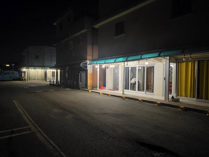 지난 5월과 확연히 달리 불이켜진 업소들이 눈에 뜰정도로 많아 진 모습이다 하효종 기자