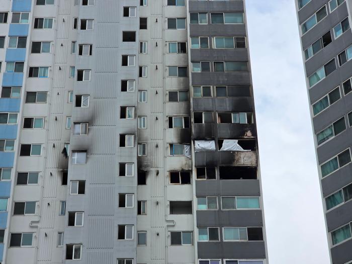 지난 7일 화재가 발생한 가람마을 아파트 불길이 상층부까지 치솟으며 외벽과 내부에 그을음이 남아 있으며 아래층 세대는 화재 진압 과정에서 발생한 누수 피해를 겪고 있다 하효종 기자