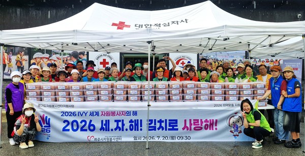 자원봉사자들이 정성껏 절임배추에 양념을 버무리며 취약계층에 전달할 사랑의 김치를 담그고 있다 하효종 기자