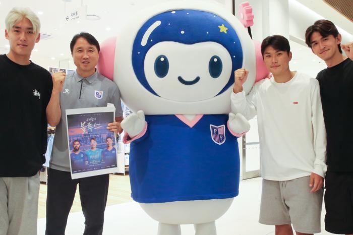 ‘운정이 들썩였다’ 파주 프런티어 FC, 스타필드 빌리지 운정점에서 선수들 참여한 거리 홍보 진행