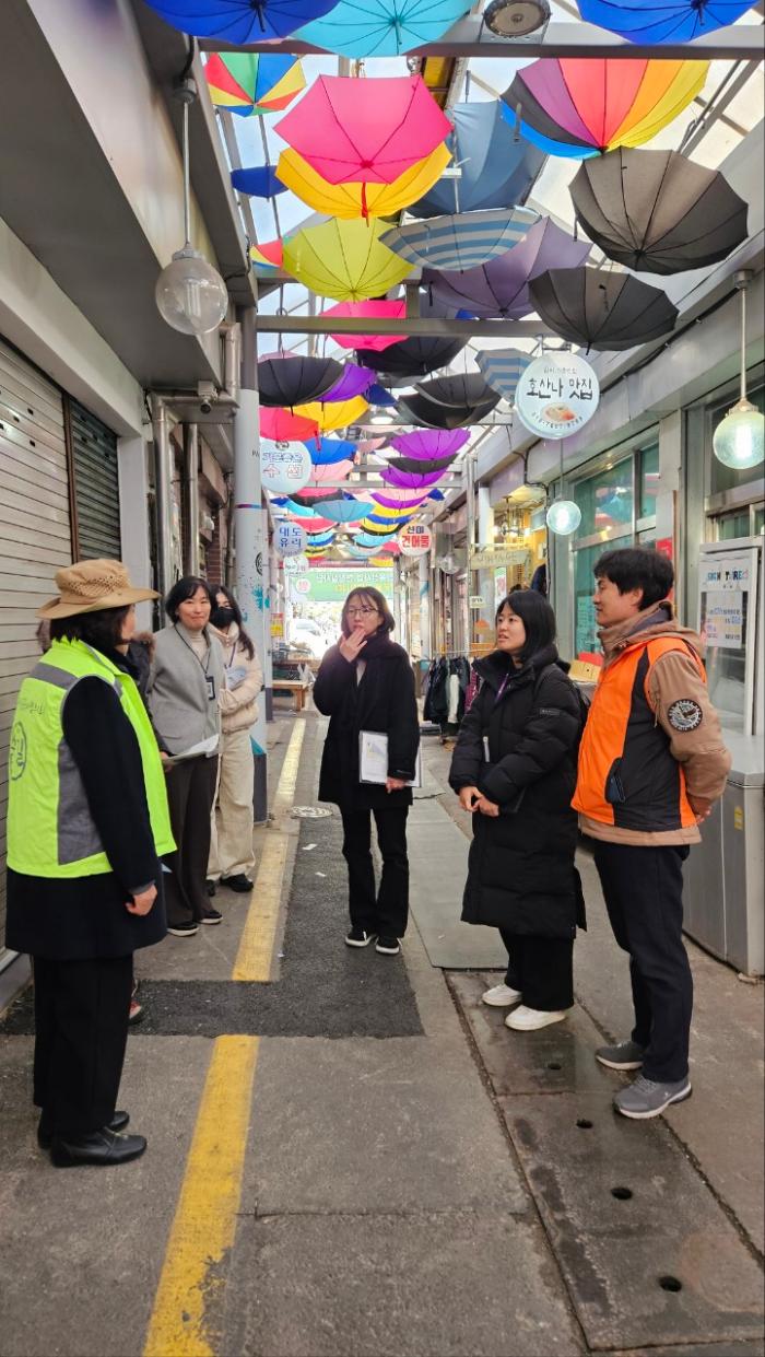 봉일천전통시장 김훈민 상인회장이 중소벤처기업부의 전통시장 및 상점가 활성화 지원사업 공모 사업계획PPT에서 최우수를 받은후 현장실사단에게 설명하고 있다 기본 편의 시설이 없음으로 감정이 되어 최종 선정에는 이르지 못했다  봉일천전통시장 상인회