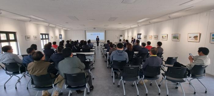 파주시는 중고등학생을 대상으로 젠더폭력 예방교육을 실시하고 있으며 학교 현장에서 활동할 전문 강사단을 양성운영하고 있다 사진 제공파주시