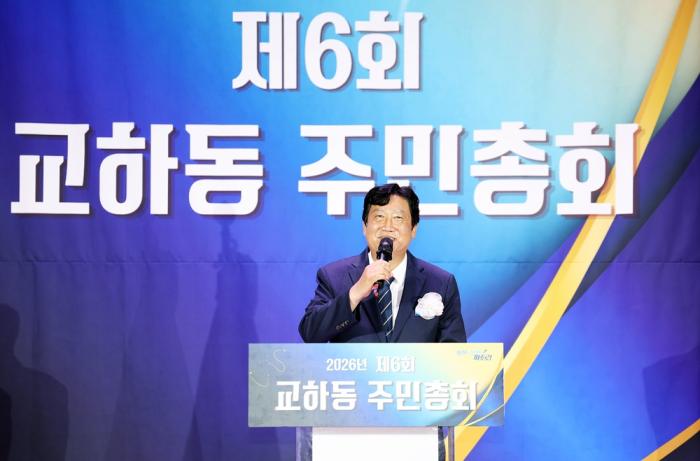 손배찬 파주시장이 교하동 주민총회에 참석해 축사를 전하고 있다 하효종 기자차 파시장
