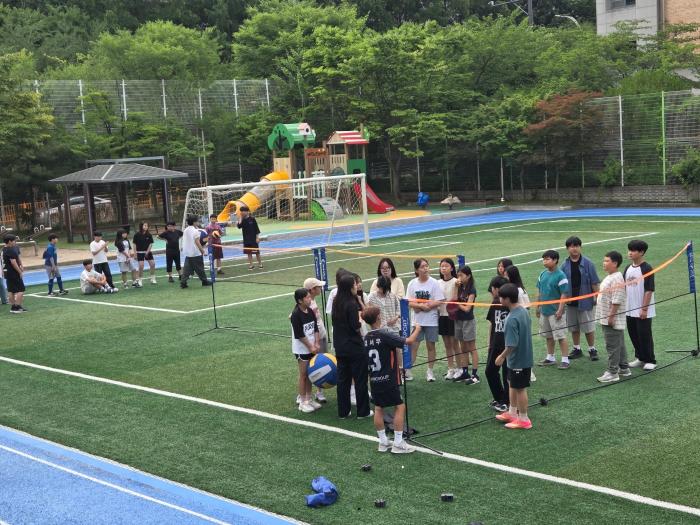 파주 한가람초등학교교장 최종철 6학년 학생들이 아침시간을 활용해 학년 스포츠클럽 대회로 열린 빅발리볼 경기에 참여하고 있다 학생들은 배구 활동과 연계한 경기를 통해 협동심과 운동 감각을 키우며 활기찬 학교생활을 이어가고 있다 사진파주교육지원청