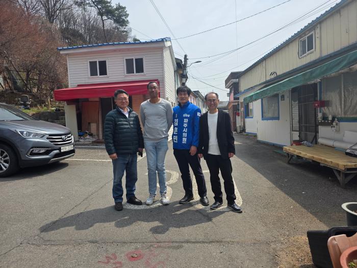 지난 4월3일 파주를 붕문한 신윤복씨와 파주신문 관계자와 김훈민 조리전통시장 상인회 회장