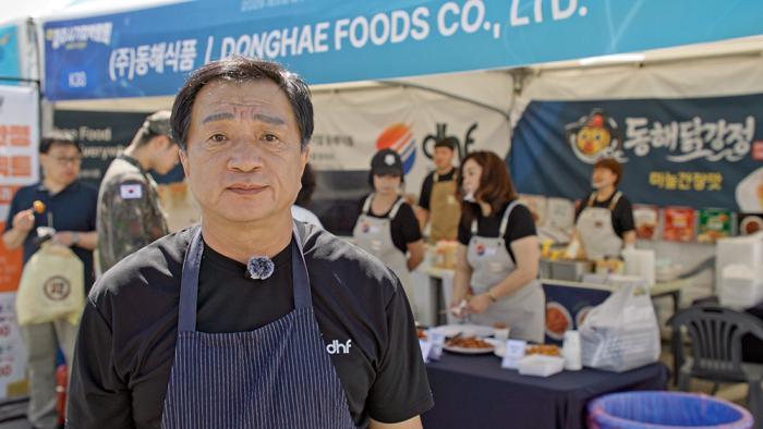 파주시 기업박람회에서 신계돈 동해식품 대표가 본지와 인터뷰를 하고 있다 하효종 기자