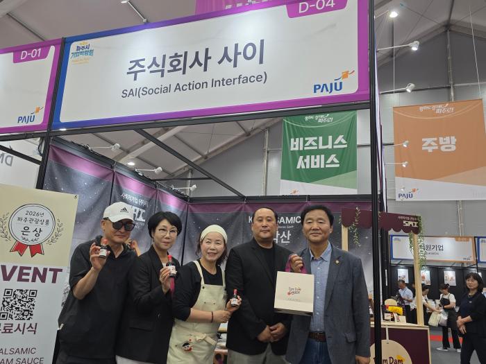 박명준 대표쵠쪽 2번째가 김순현 도의원 이금옥 시원원과 함게 기념촬영을 하고 있다 하효종 기자최